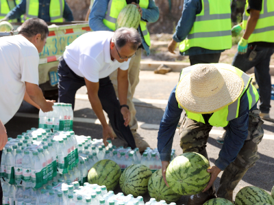 国药pa尊龙凯时兰州联合兰州高新区建设局为市政供电工人夏日送清凉